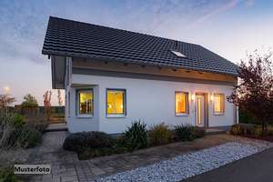 Freistehendes Einfamilienhaus mit Reihengarage