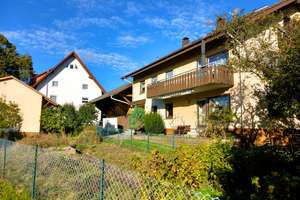 Gepflegtes Zweifamilienhaus mit Nebengebäuden für Naturliebhaber – Ortinstraße 8, 78126 Königsfeld im Schwarzwald – Vorschaubild 2