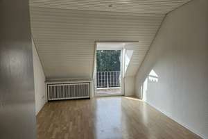 Stilvolle 3-Raum-Dachgeschosswohnung mit gehobener Innenausstattung mit Balkon in Düsseldorf