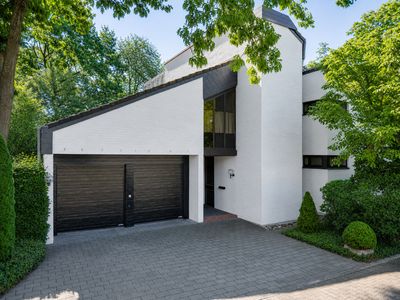 Provisionsfrei: Architektenhaus mit Galerie, Wintergarten und großem Garten