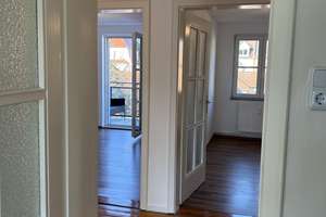Altbau-Charme im Herzen von Göggingen: Stilvolle 3-Zimmer-Wohnung mit Balkon und EBK 