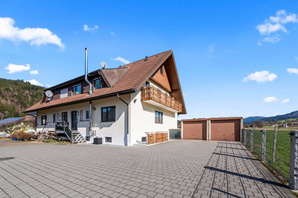 Immobilie in Winden im Elztal - Attraktive Doppelhaushälfte mit Garten, Pool & Doppelgarage in idyllischer Lage in Niederwinden - Bild 0