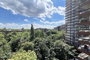 Herrliche Aussichten nicht nur vom Balkon! Modernisierte 3 Zimmer + modernes Bad mit Dusche + Aufzug – Krohstraße 4, 50968 Bayenthal, Köln – Vorschaubild 2