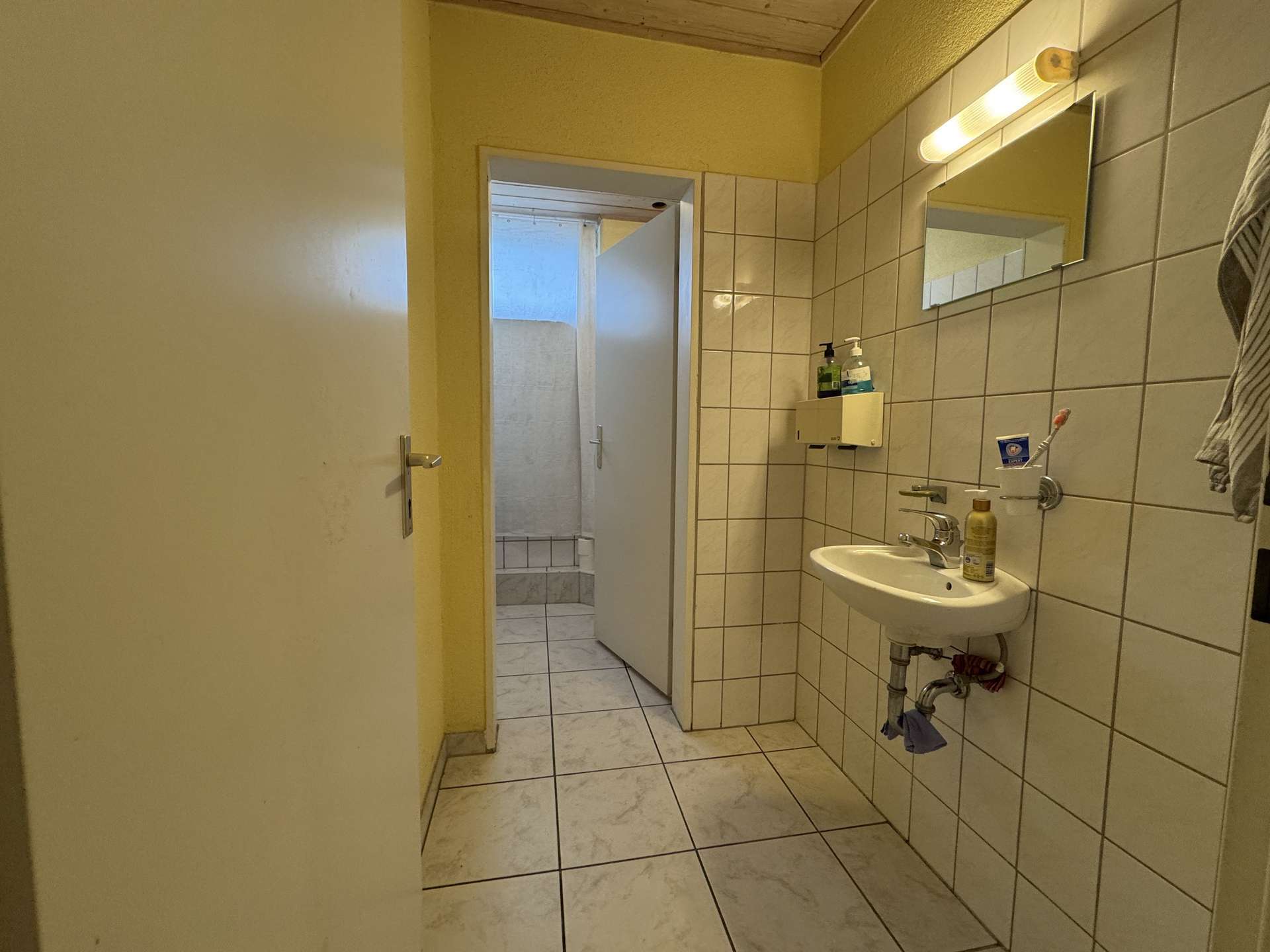 Immobilie in Radolfzell am Bodensee - Geräumige 4-Zimmer-Wohnung im Erdgeschoss – praktisch, zentral und vielseitig nutzbar. - Bild 3