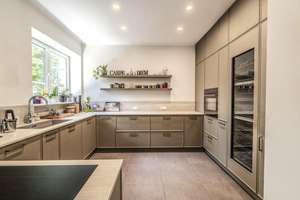 Understated elegance in Wannsee: Renovated hipped-roof villa with a sauna and swimming pond on a sun – Die vollständige Adresse der Immobilie erhältst du vom Anbieter., 14109 Wannsee, Berlin – Vorschaubild 11