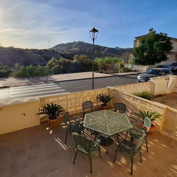 Geräumiges Triplex-Reihenhaus in Huércal Overa mit Garage, Terrassen und 4 Schlafzimmern
