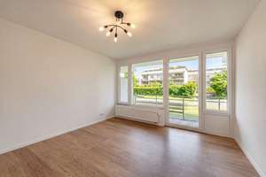 Gartenfeeling und Pool: Moderne und helle 2,5-Zimmer-Wohnung mit Südterrasse und Balkon – Die vollständige Adresse der Immobilie erhältst du vom Anbieter., 81929 Johanneskirchen, München – Vorschaubild 6