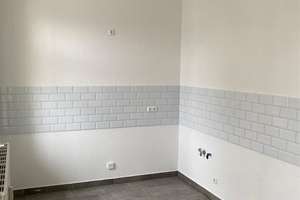 Großzügige 2-Zimmerwohnung mit Vinylbelag, Balkon, Wanne und Dusche! Vormieter verkauft EBK – Humboldtstraße 5, 9130 Sonnenberg, Chemnitz – Vorschaubild 2