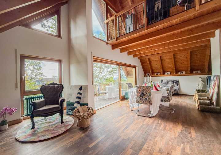 Unter der Alpen Kulisse ruht dieses Halbgeschoss Juwel und überzeugt durch seinen offenen Charakter!