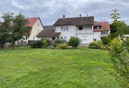 Garten mit Hausrückseite