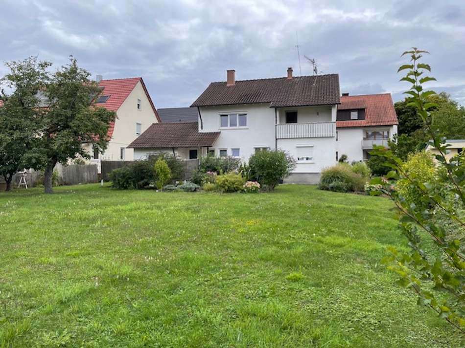 Garten mit Hausrückseite