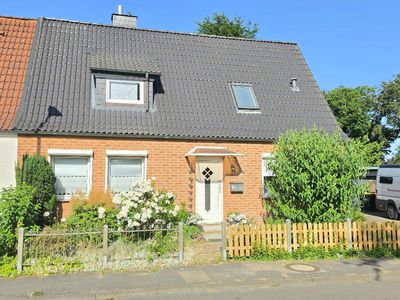 Doppelhaushälfte vom Künstler individuell gestaltet auf großem Grundstück