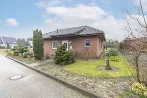 Idyllisch gelegener Bungalow mit großem Garten und Doppelgarage in Tangerhütte – Stendal (Kreis) – Vorschaubild 1