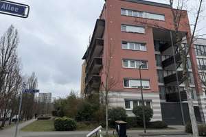 Exklusive Wohnung im oberen Geschoss mit großem Balkon, Parkblick, Tiefgarage & eigener Parkanlage