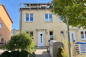 Attraktives Reihenendhaus mit idyllischem Garten, sonniger Dachterrasse und zeitgemäßem Wohnkomfort – Die vollständige Adresse der Immobilie erhältst du vom Anbieter., 12524 Altglienicke, Berlin – Vorschaubild 2