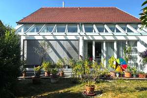 Modernes Zweifamilienhaus mit Garten in ruhiger Wohnlage