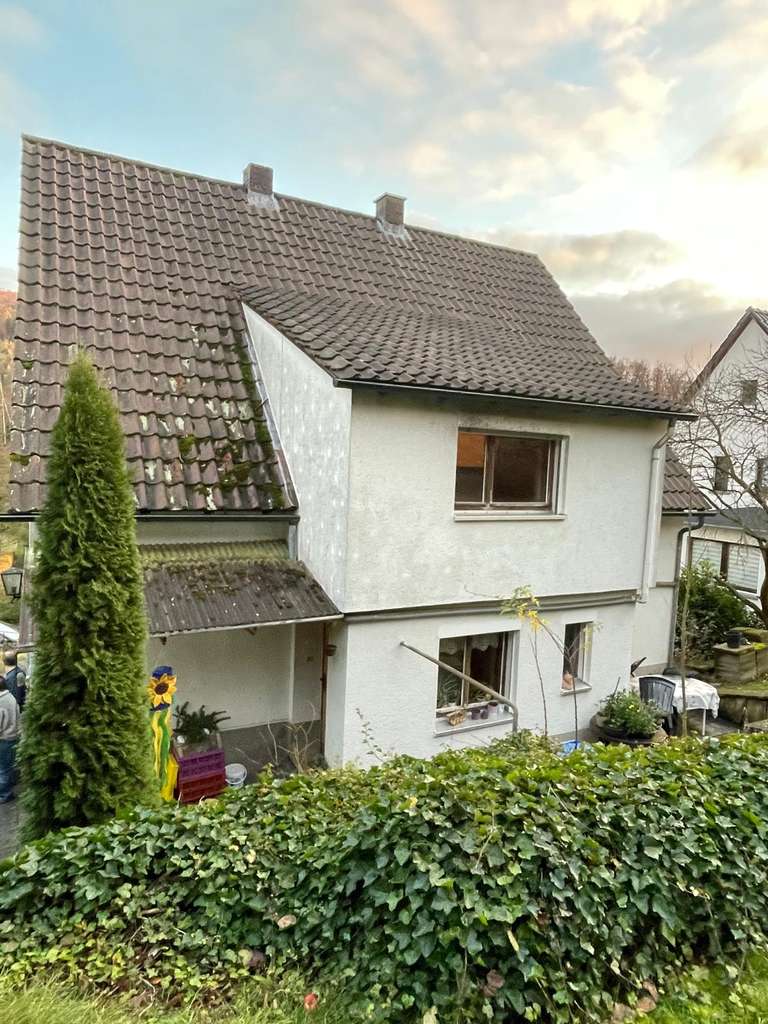 Immobilie in Biedenkopf - Einfamilienhaus in guter Lage im reinen Wohngebiet von Biedenkopf - stark Renovierungsbedürftig - Bild 3