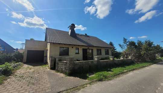 Bild von Großes Einfamilienhaus samt Garage, Balkon und riesigen Garten sehnt sich nach fleißigen Händen