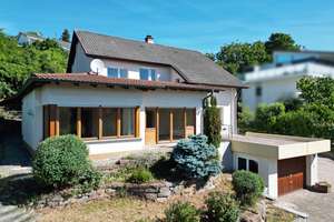 Großzügiges Zuhause. 8 Zimmer. 223 m².
Garten, Garage und 2 Stellplätze. Viel
Platz für Ihre Ideen