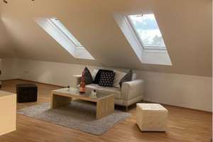  * Nachmieter ab 01.04. gesucht* Vollständig renovierte 2,5-Zimmer-DG-Wohnung in München - Fasanerie