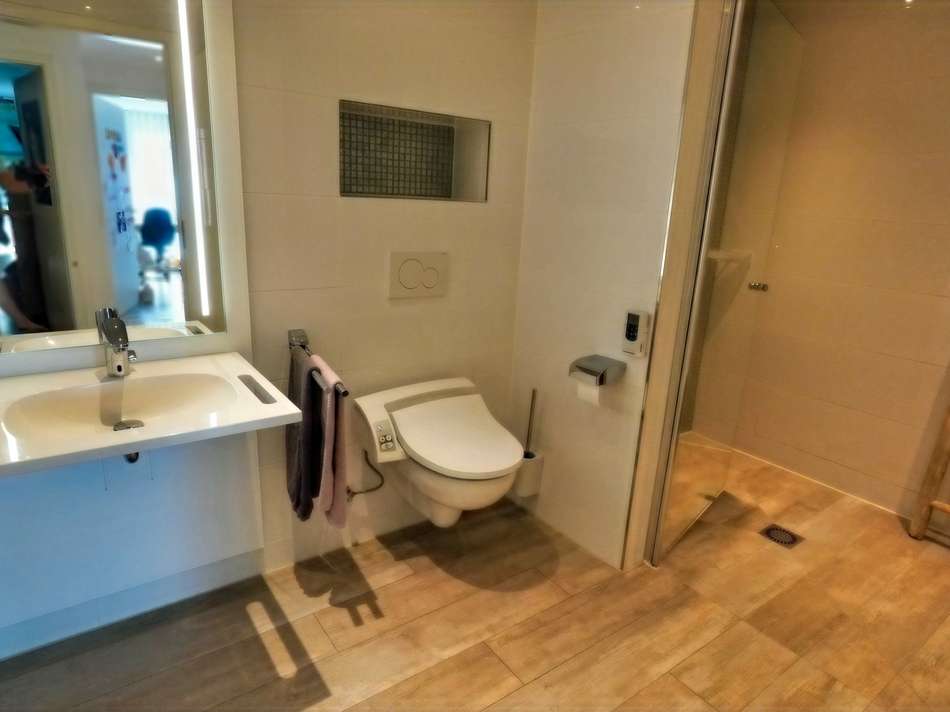 Bad mit Wanne und Dusche