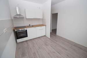 4-Zimmer-Wohnung mit BALKON, Bad mit Badewanne