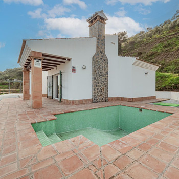Villa Vista Presa. Freistehende Villa in Viñuela mit Blick auf den Stausee.