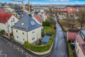 Wohnen mit Charme: Einfamilienhaus mit ausgebautem Dachgeschoss – Die vollständige Adresse der Immobilie erhältst du vom Anbieter., 88048 Friedrichshafen – Vorschaubild 1