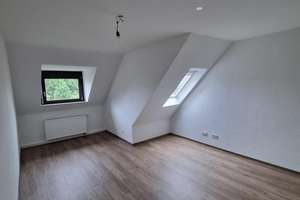 Modernisierte 2-Zimmer-Dachgeschosswohnung mit Balkon in Krefeld (mit Klimaanlage) – Schillerplatz 6, 47799 Cracau, Krefeld – Vorschaubild 1