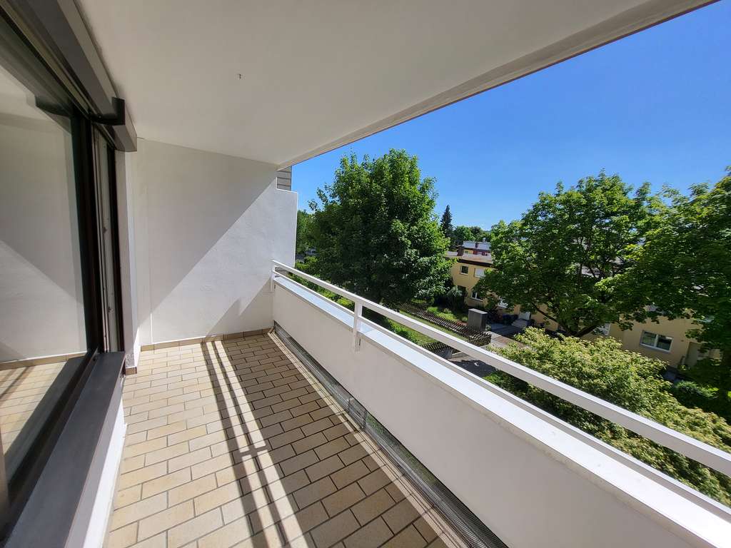 von Privat! Modernisierte großzügige 3-Zimmer-Wohnung mit Balkon 