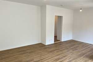 Helle 2,5 Zimmerwohnung mit Balkon und Wannenbad – Masurenring 81, 24149 Kiel – Vorschaubild 1