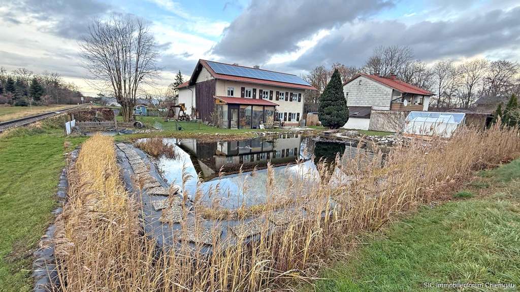 Immobilie in Tacherting - Charmantes Bauernhaus mit 2.950 m² Grund – PV-Anlage, neues Dach & Heizung, Sauna, Schwimmteich - Bild 0