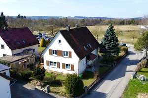Vermietetes Einfamilienhaus mit großem Grundstück und Blick ins Grüne in Bad Wurzach – Die vollständige Adresse der Immobilie erhältst du vom Anbieter., 88410 Bad Wurzach – Vorschaubild 1