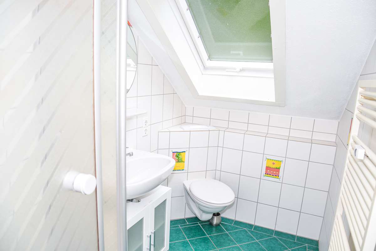 Immobilie in Enzklösterle - Mehrgenerationenhaus, Ferienwohnungen, ruhige Lage, sehr guter Zustand, neue Heizung, PV, Garagen - Bild 8