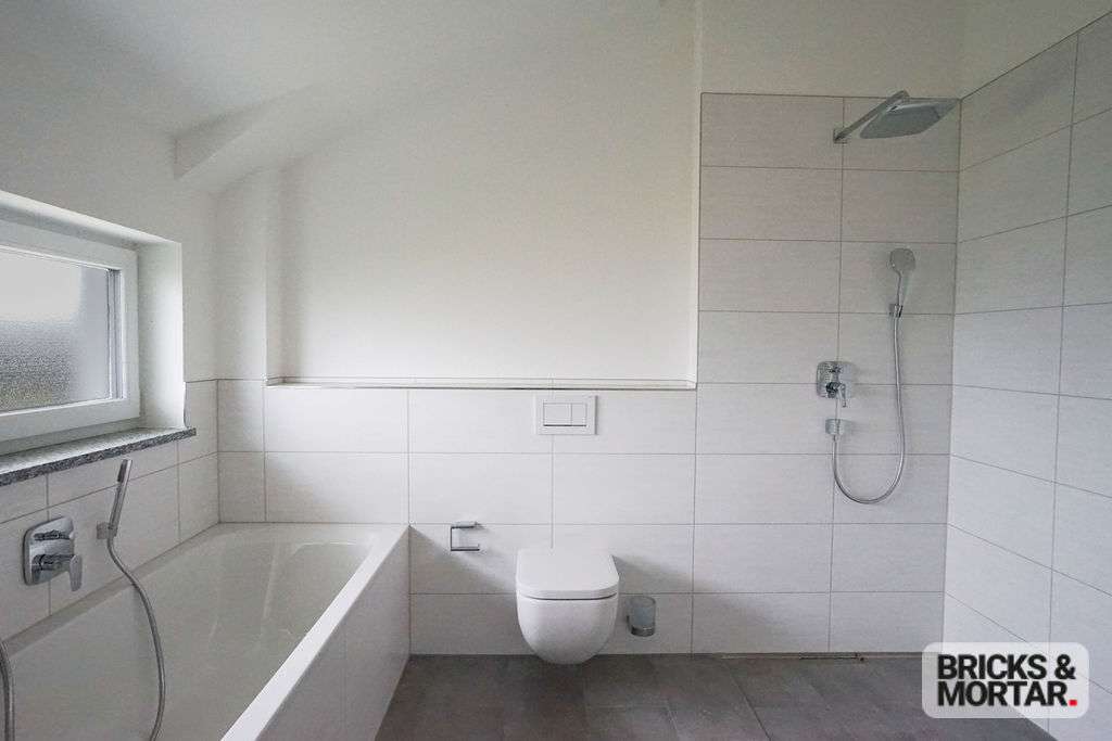 Immobilie in Deiningen - Erstbezug der sonnendurchfluteten 4,5 Zimmerwohnung im Dachgeschoss - Bild 1