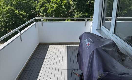 TOP modernisierte 2,5 Zi. Whg. mit Küche, TG Stellplatz, Balkon, Keller u. Einbauschränke