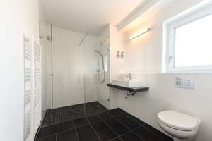 Sehr helle Dachgeschosswohn ung mit Terrasse und einer Süd-West-Ost Aussrichtung! – Moissistraße 31, 12489 Adlershof, Berlin – Vorschaubild 2