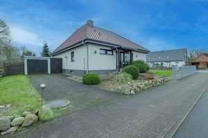 Winkelbungalow mit Ausbaureserve, Keller und Garage in ruhiger, familiengerechter Lage von Hohn – Die vollständige Adresse der Immobilie erhältst du vom Anbieter., 24806 Hohn – Vorschaubild 1