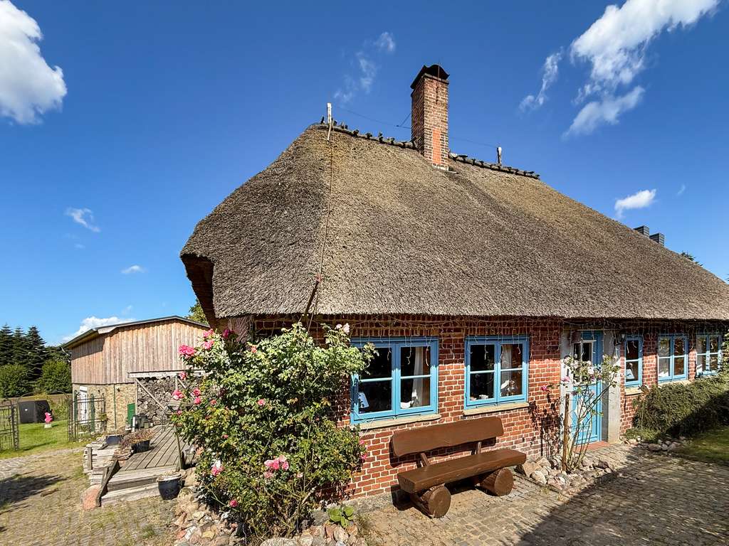 Immobilie in Dörphof - Charmantes Reetdachhaus in ruhiger und ostseenaher Lage - Bild 1