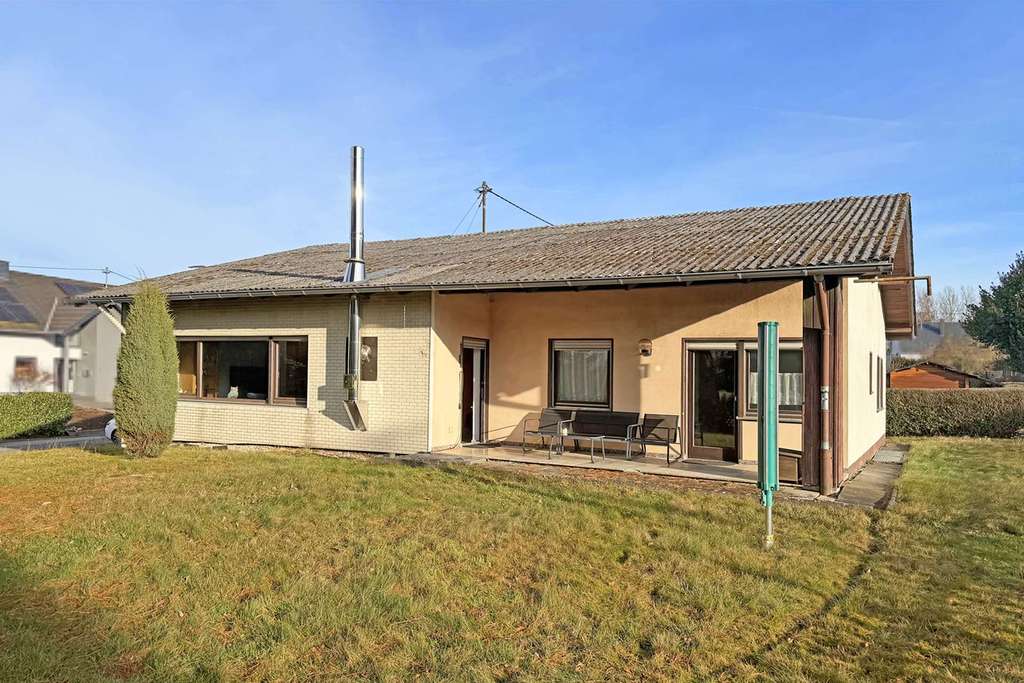 Immobilie in Morbach - Hinzerath: EFH mit Garage und schönem Garten in Ortsrandlage und Blick auf den historischen Bahnhof! - Bild 1