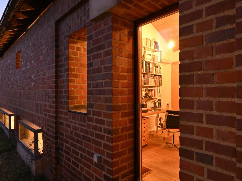 BELEUCHTETE BIBLIOTHEK