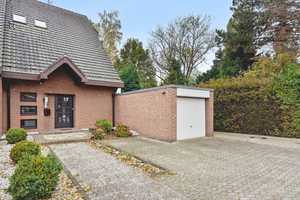 Rheinnähe: Attraktive Doppelhaushälfte! Neue Böden, Kamin, hochw. EBK, 3 Bäder und Garage – Düsseldorf – Vorschaubild 2