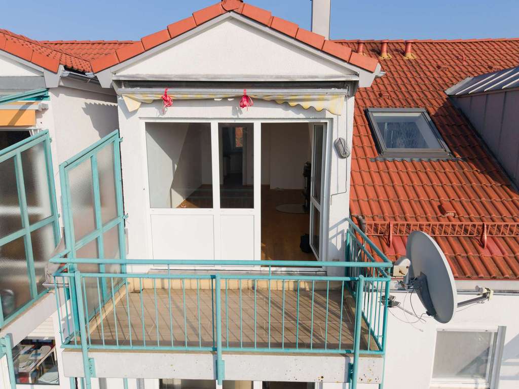 Immobilie in Höhenkirchen-Siegertsbrunn - Lichtdurchflutete 3-Zimmer-Dachgeschosswohnung mit Balkon in ruhiger Lage - Bild 1