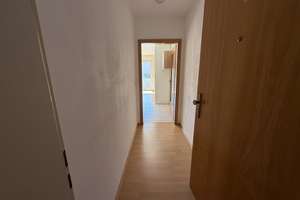 Sonnige 1-Zimmer-Wohnung in Kötz – Balkon, Tiefgarage & Einbauküche – Tannenweg 7, 89359 Kötz – Vorschaubild 4