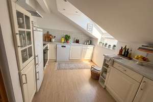 renovierte 3-Zimmer-Dachgeschosswohnung mit Einbauküche und Gartenmitnutzung in Pöcking-Aschering – St.-Sebastian-Straße 13, 82343 Pöcking – Vorschaubild 3