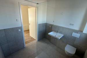 Exklusive 2-Zimmer-Neubauwohnung mit großem Balkon – Erstbezug in ruhiger Lage – Karpatenstraße 8, 81829 Trudering-Riem (Ortsteil), München – Vorschaubild 9