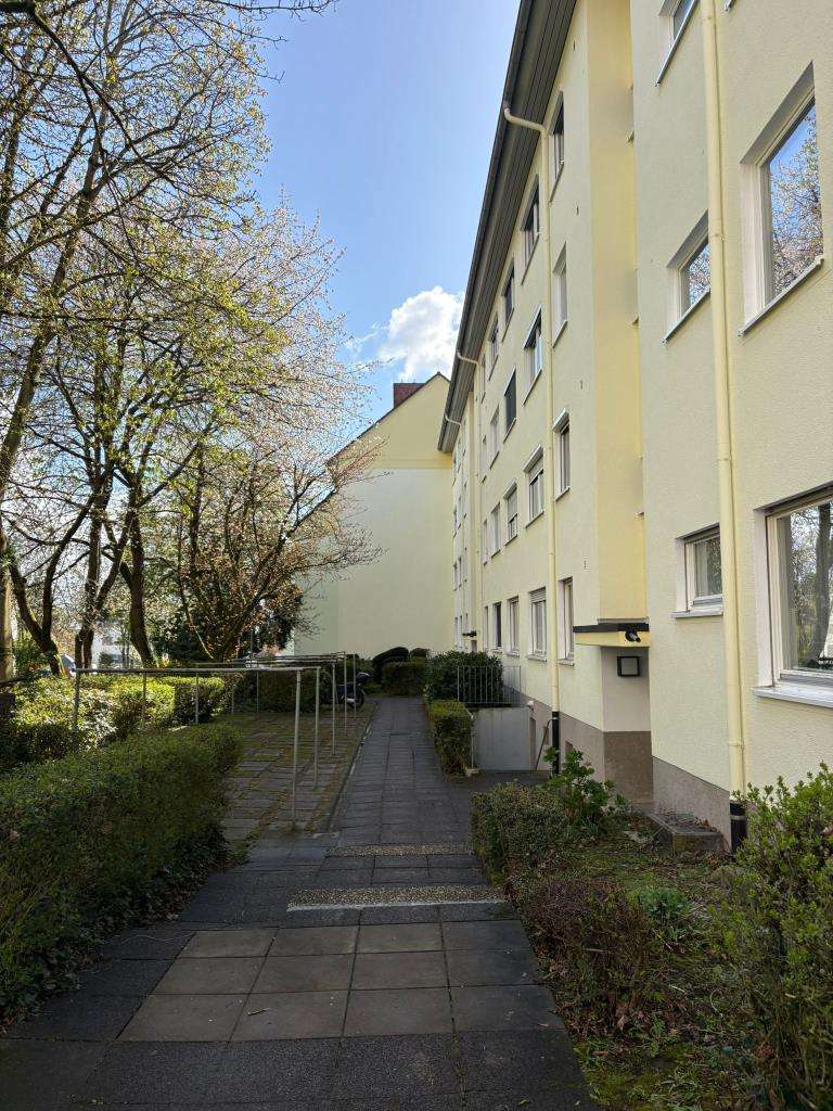 Immobilie in Steinbach - Renovierungsbedürftige 4-Zimmer Wohnung in Steinbach/Taunus - Bild 2