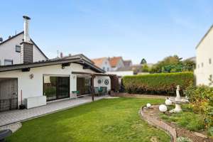 Im Doppelpack, 380 m² Fläche: Top gepflegter Bungalow + Garten + Vorderhaus m. 2 WE´s komplett frei