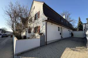 Charmante Doppelhaushälfte mit idyllischem Garten, zentral in Augsburg
