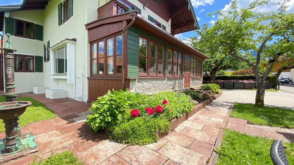 Immobilie in Ruhpolding - Ein Haus zum Verlieben! Gemütliches Einfamilienhaus umgeben von herrlicher Berglandschaft - Bild 3